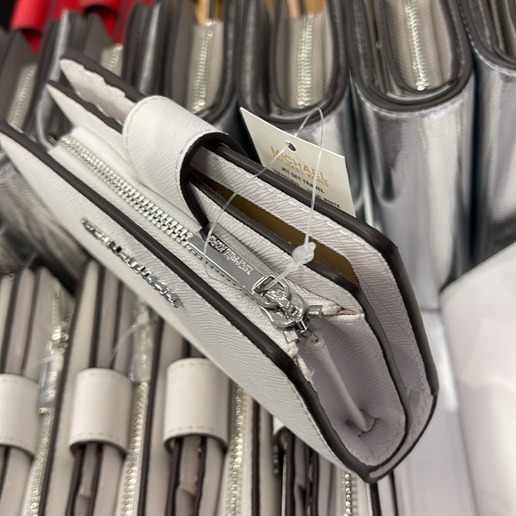 Michael Kors Medium Saffiano Leather Bifold Wallet
Optic White
NWT - Picture 14 of 16